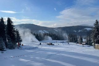 Niewielka wieś w Małopolsce już za chwilę będzie pękać w szwach. Czekają na narciarzy 