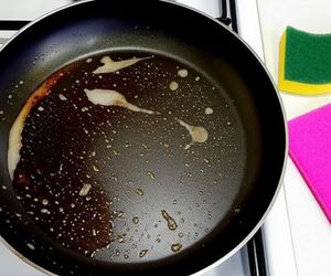 Chemik z ogólniaka pokazał, jak pozbyć się spalenizny z patelni. Ważne są proporcje. Naturalny preparat usunie wszystkie zabrudzenia w 10 minut. Czyszczenie przypalonej patelni