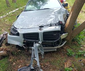 Sportowym bmw roztrzaskał się na drzewie. Wypadek pod Legionowem