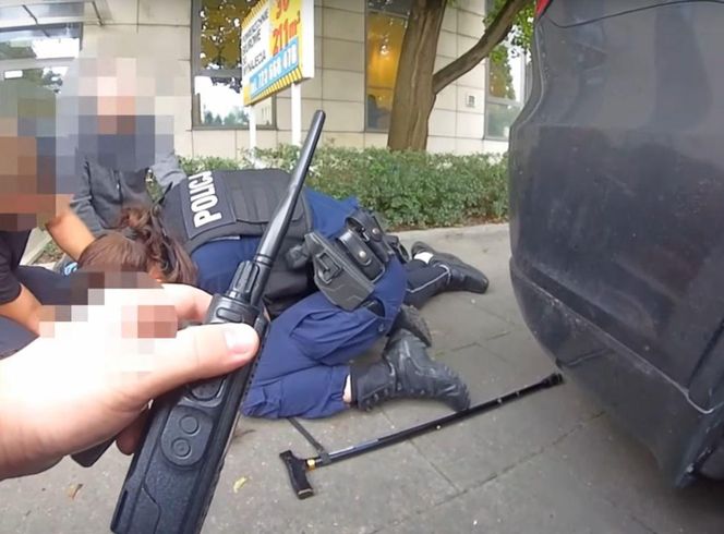 Policjantka ratowała życie 89-latkowi, policjant pobiegł po karetkę. Jest film z tej akcji w Toruniu