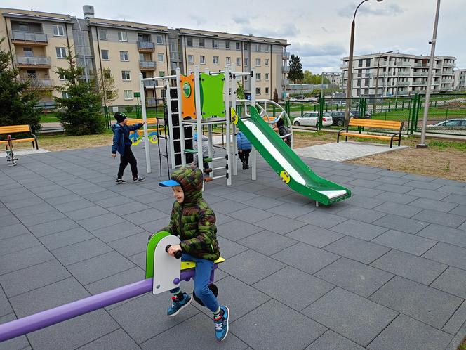 Nowy plac zabaw przy SP nr 8 w Siedlcach jest ogólnodostępny dla wszystkich mieszkańców miasta i dostosowany do potrzeb osób z niepełnosprawnością ruchową