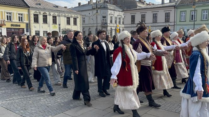 Maturzyści z Nowego Sącza zatańczyli poloneza na Rynku 