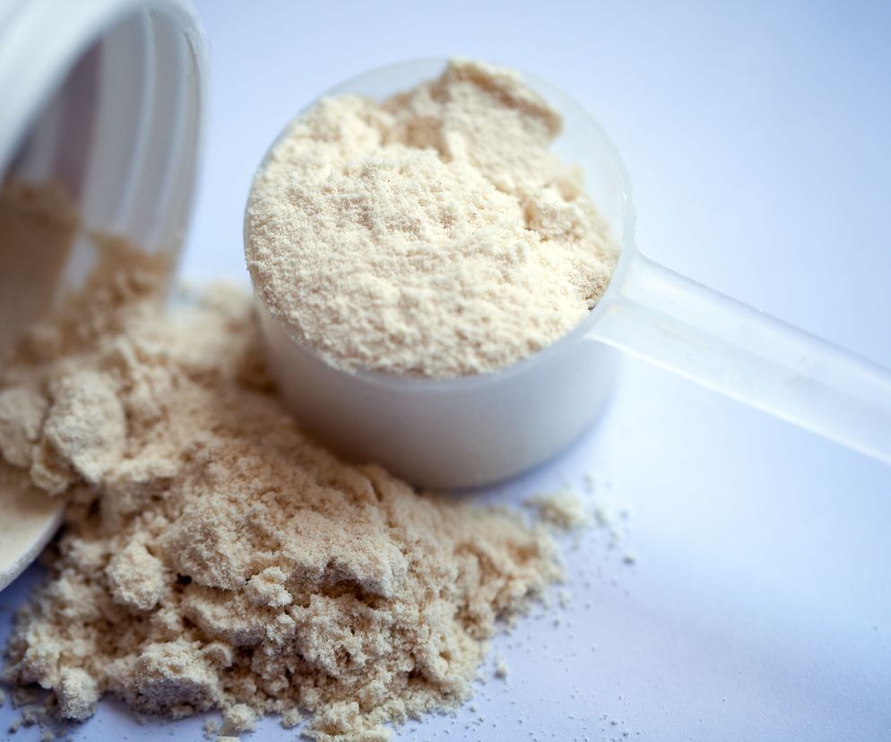 Odżywki przedtreningowe mają najczęściej formę proszku do rozrobienia z wodą lub gotowego do spożycia płynu.