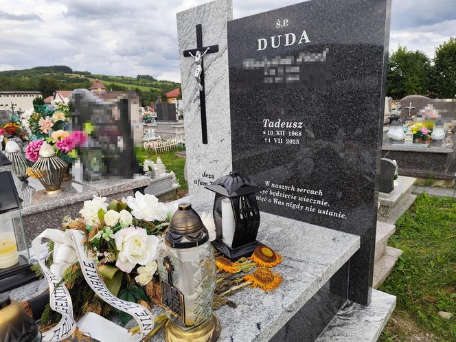 okazały grób Tadeusza D. Na cmentarzu w Kamienicy 