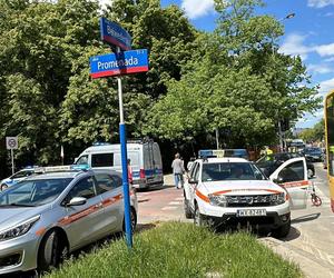 Część ciężarówki wpadła do autobusu. Ranna kierująca autobusem miejskim