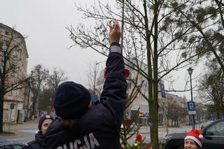 Pod Komendą Miejską Policji w Olsztynie stanęła oryginalna choinka. Każdy może ją rozebrać [ZDJĘCIA]