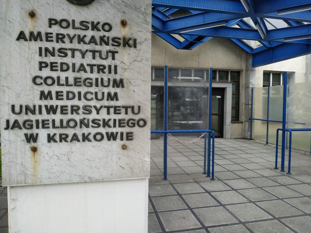 Dużo studentek i studentów pielęgniarstwa, ale mało chętnych do pracy. Powód: zbyt ciężka praca wobec zbyt niskich zarobków