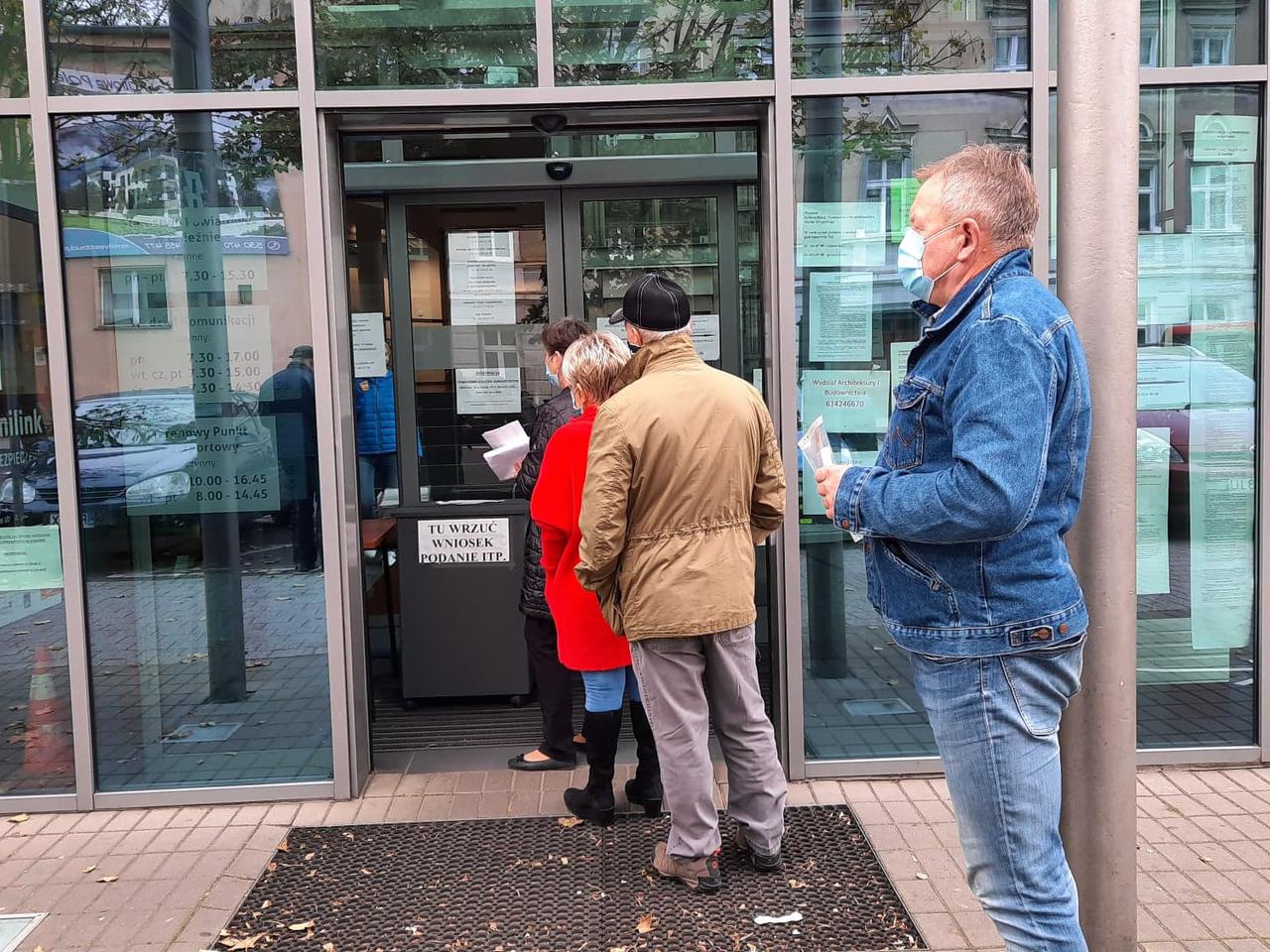 Urzędy zawieszają i ograniczają bezpośrednią obsługę 
