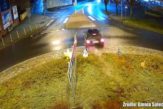 Audi dosłownie przefrunęło przez rondo! Pieszy rzucił się do ucieczki
