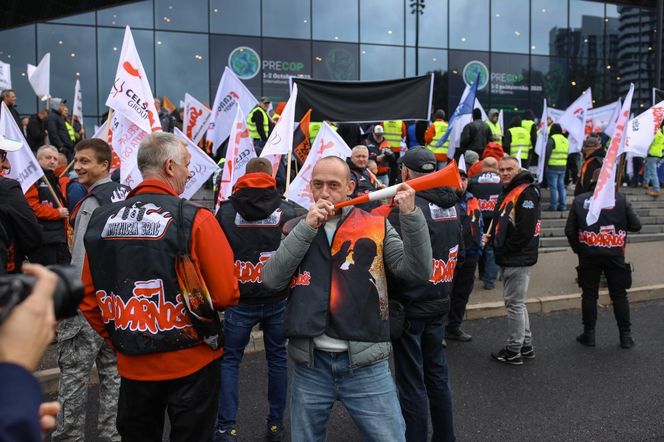 Protest "Solidarności" w Katowicach przed MCK. Chodzi o konferencję klimatyczną PRECOP