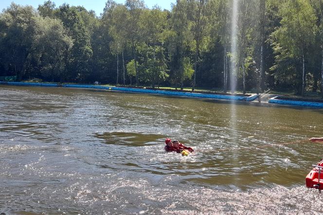 Akcja Bezpieczna woda na kąpielsku Słupna w Mysłowicach. Były pokazy ratownictwa i nauka pierwszej pomocy