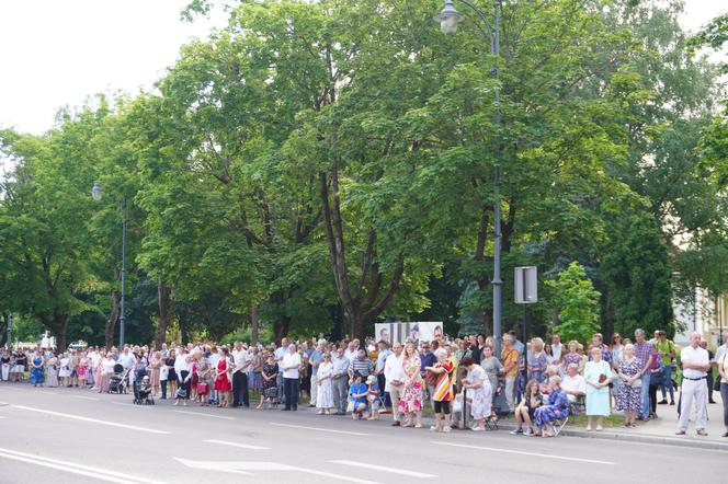 Boże Ciało 2024. Tłumy wiernych przeszły w procesji ulicami Białegostoku