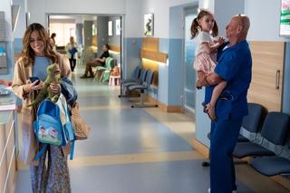 Na dobre i na złe odc. 860. Hania (Marta Żmuda Trzebiatowska), Stefan Tretter (Piotr Garlicki), Helenka (Maja Burzyńska)