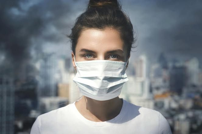 Czy smog pomaga koronawirusowi dłużej przetrwać w powietrzu?