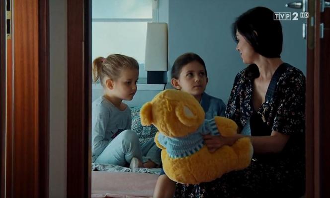 M jak miłość odc. 1548. Iza (Adriana Kalska), Amelka (Ninel Kos), siostra Amelki (Marta Stefaniak)