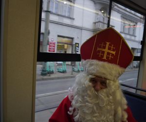 Mikołajkowy tramwaj przejechał przez Kraków