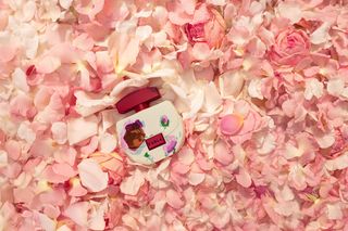 Symfonia zmysłów: perfumy damskie łączące owocową świeżość, kwiatową elegancję i drzewną głębię