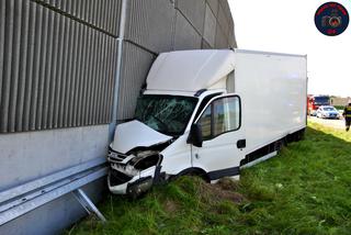 Wypadek na S8. Dostawczak wbił się w ciężarówkę