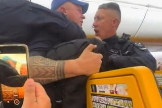 Bijatyka w samolocie! Wieczór kawalerski doprowadził do katastrofy