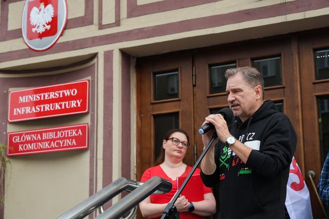 Protest związków zawodowych PKP Cargo i Poczty Polskiej w Warszawie