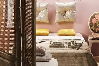 Zagłówek do łóżka – dekoracja do sypialni w stylu glamour. Zrób to sam