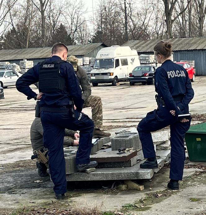 Granat jak skarbonka. Niespodzianka w aucie na policyjnym parkingu