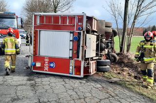 Jechali do pożaru. Ich wóz strażacki wjechał wprost w drzewo. Czterech strażaków rannych w wypadku   