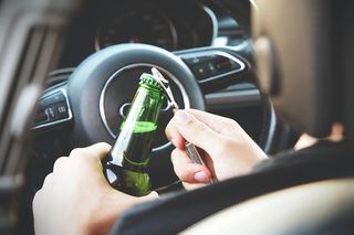 pijany kierowca z Myszkowa. Zasnął z piwem między nogami