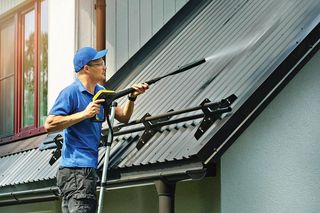 Chcesz, by blaszany dach wyglądał jak nowy? Oto sprawdzone metody renowacji i wymiany pokryć z blachy