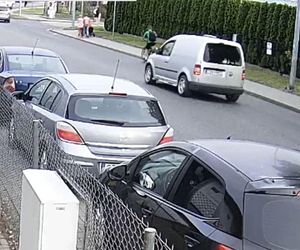 Wyprzedzając nastolatka na skrzyżowaniu, kobieta zajechała mu drogę