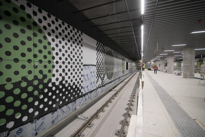 Metro na Bródnie coraz bliżej, już dekorują nowe stacje. "Są prawie gotowe"