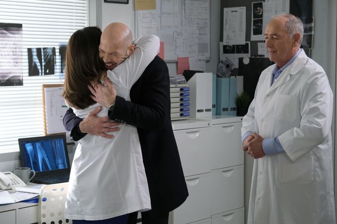  M jak miłość, odcinek 1796: Aneta w ramionach nowego lekarza! Wojtek odbierze Olkowi żonę?  - ZDJĘCIA, WIDEO