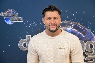  Bogobojny gwiazdor nagrywa w kościele. Relacja z nocnych adoracji przyniesie mu zbawienie?