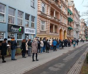 Tłusty czwartek we Wrocławiu. Mieszkańcu rzucili się na pączki! Ogromne kolejki [ZDJĘCIA]