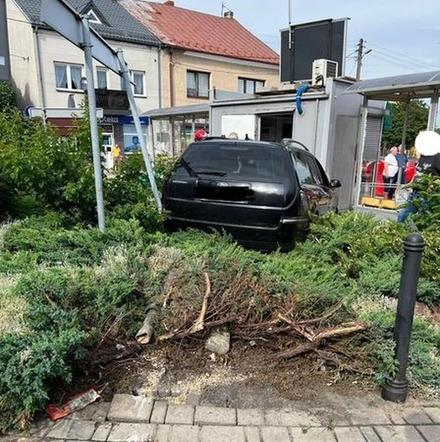 Pijany wjechał w przystanek! Strażacy udzielili pomocy dziecku