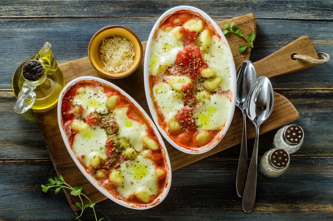 Gotowe gnocchi w sosie pomidorowym z piekarnika - comfort food wszech czasów