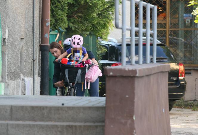 Agnieszka Pomaska na rowerze z dziećmi