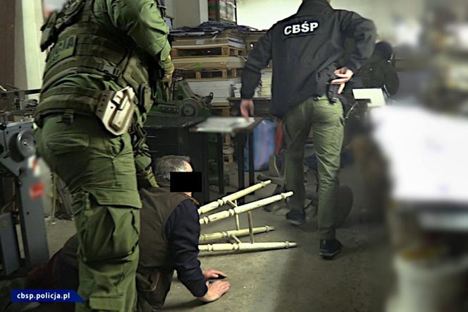 Masowo podrabiali dokumenty. CBŚP zlikwidowało nielegalną drukarnię