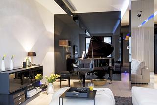 Minimalistyczny apartament wypełniony czarnym szkłem