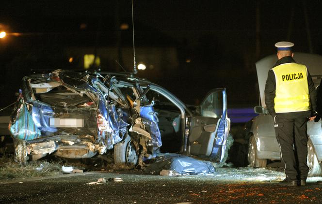 Dziekanów Leśny: Wypadek. Nie żyje pasażer stojącego na poboczu auta, w które uderzył bus GALERIA