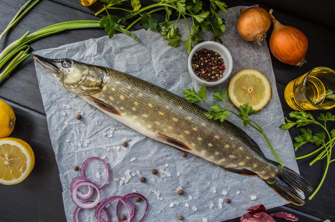 Szczupak po warmińsku: przepis na rybę pieczoną z ziemniakami