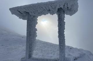 Sroga Śnieżka zimą! Te zdjęcia robią wrażenie! [GALERIA]