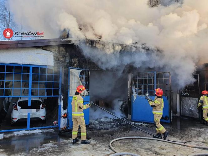 Kraków: pożar na ul. Malborskiej. Z ogniem walczyło sześć zastępów straży pożarnej