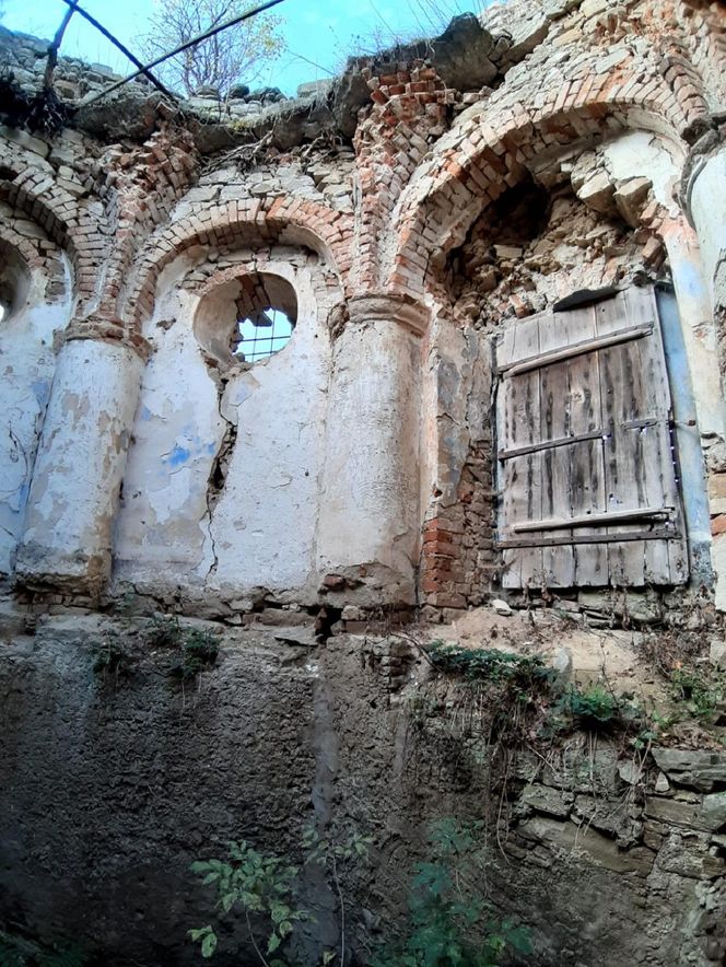 Baszta w Nowych Kicharach (gm. Dwikozy) przed remontem
