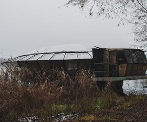 UFO z Dąbrowy Górniczej. Opuszczona kawiarnia pływała kiedyś po jeziorze