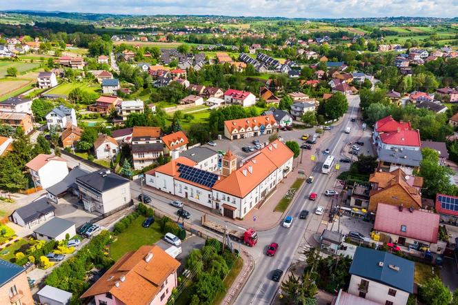 Największa wieś w Małopolsce leży w malowniczym miejscu. Ma więcej mieszkańców, niż niejedno miasto 