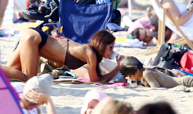 Marta Kaczyńska na plaży z synkiem