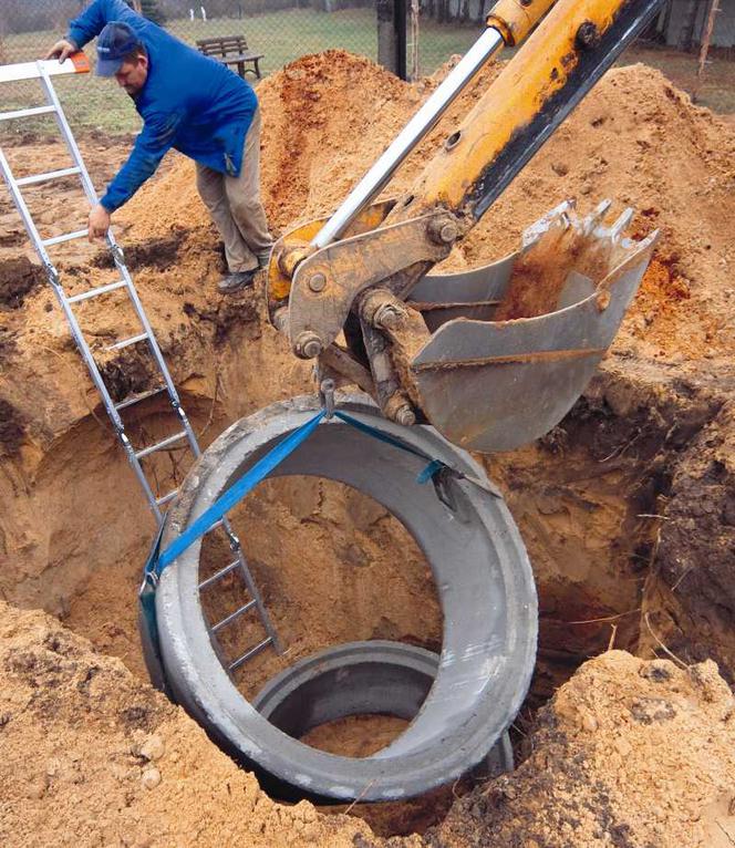 Budowa oczyszczalni ścieków - studni chłonna z kręgów betonowych
