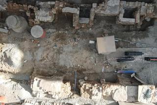 Prace archeologiczne na Starym Rynku w Poznaniu. Odsłonięto mury i fundamenty średniowiecznych kramów kupieckich
