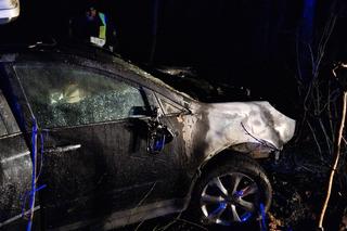 Zjechał z drogi i huknął w drzewo. Jego auto stanęło w płomieniach. Cudem uniknął śmierci